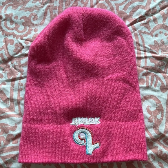TIKTOK PINK BEANIE &👛SOFT PLASTIC WATERPROOF ZIPPERED PINK - Picture 7 of 8